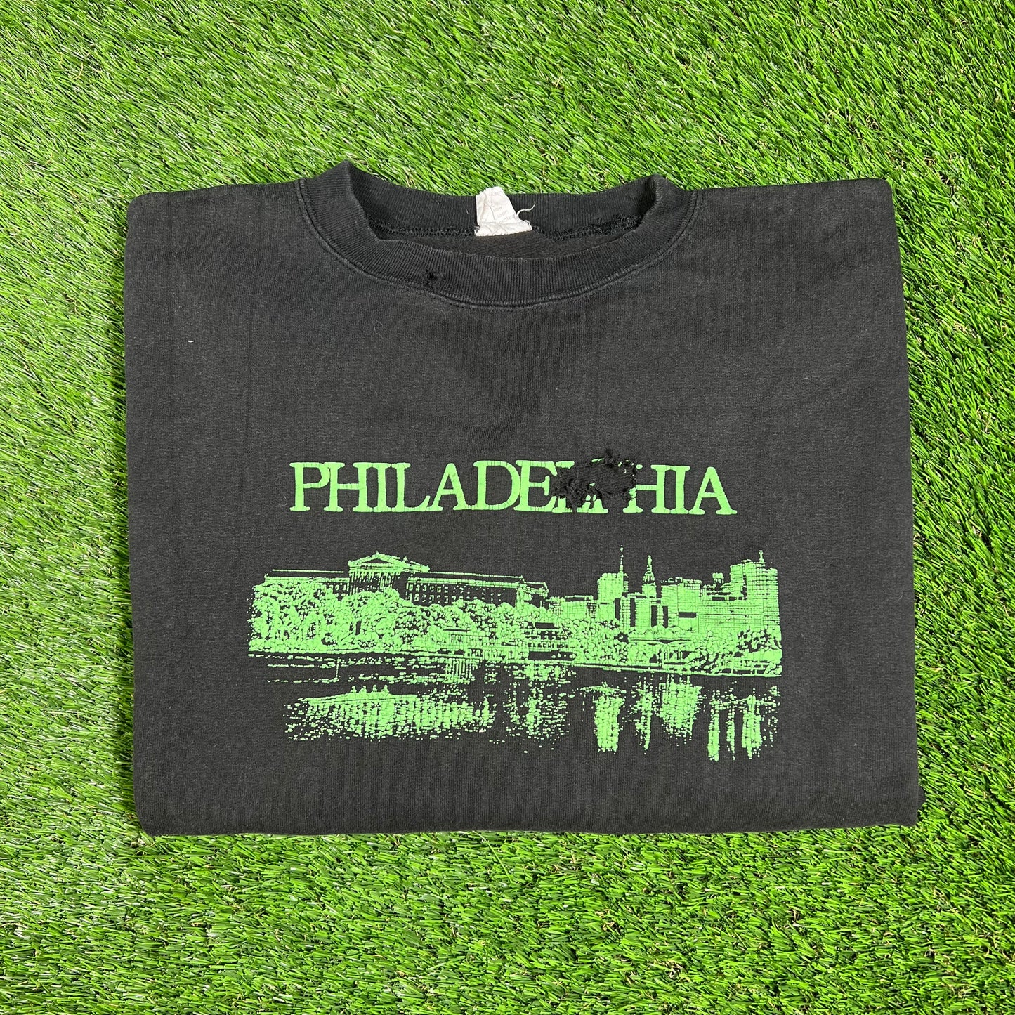 1990s Philadelphia Green Skyline Black Crewneck Size Large USED v16537