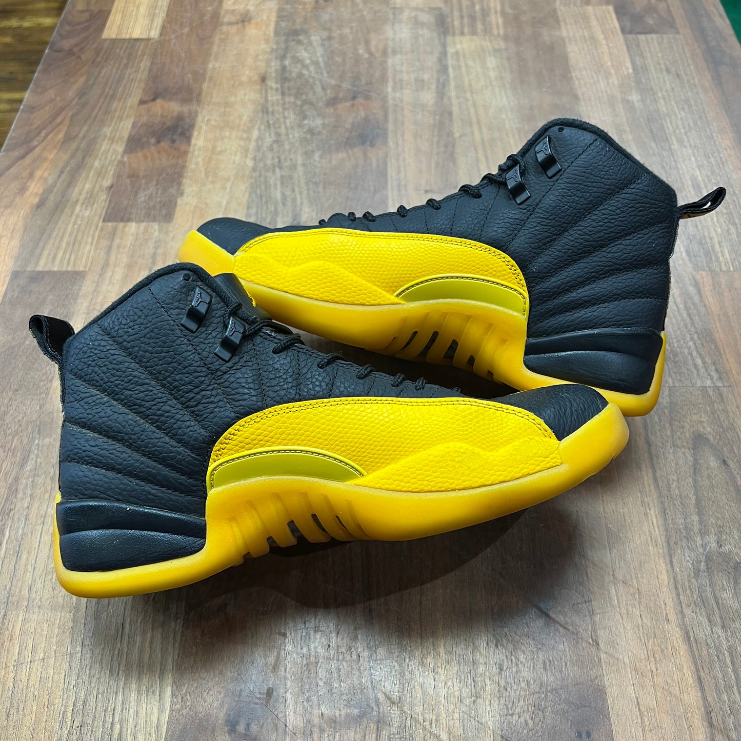 Jordan 12 Black University Gold Size 8 USED S17196