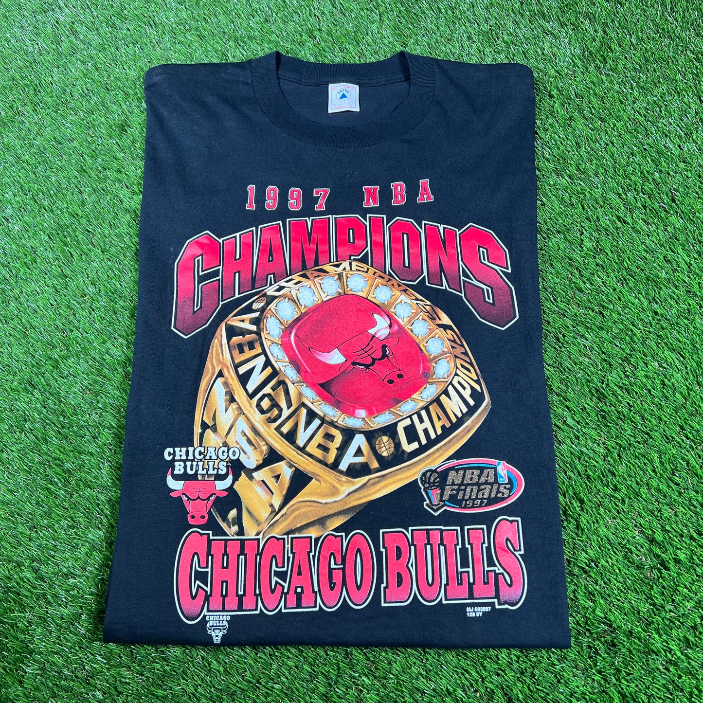 1997 Chicago Bulls NBA Finals Gold Ring Black Tee Size XL USED v16724