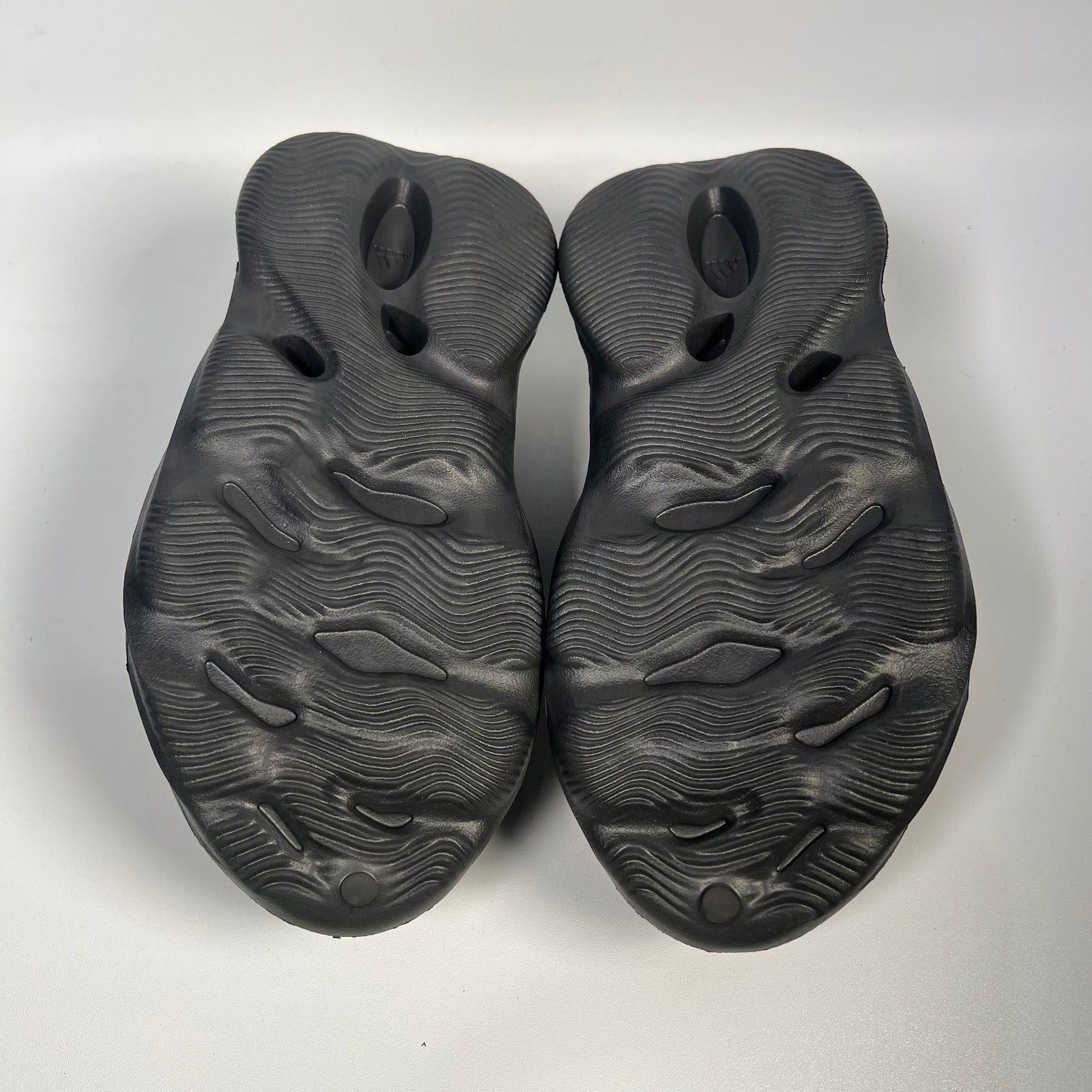 Yeezy Foam Runner Onyx (2024) Size 8 NEW s17780