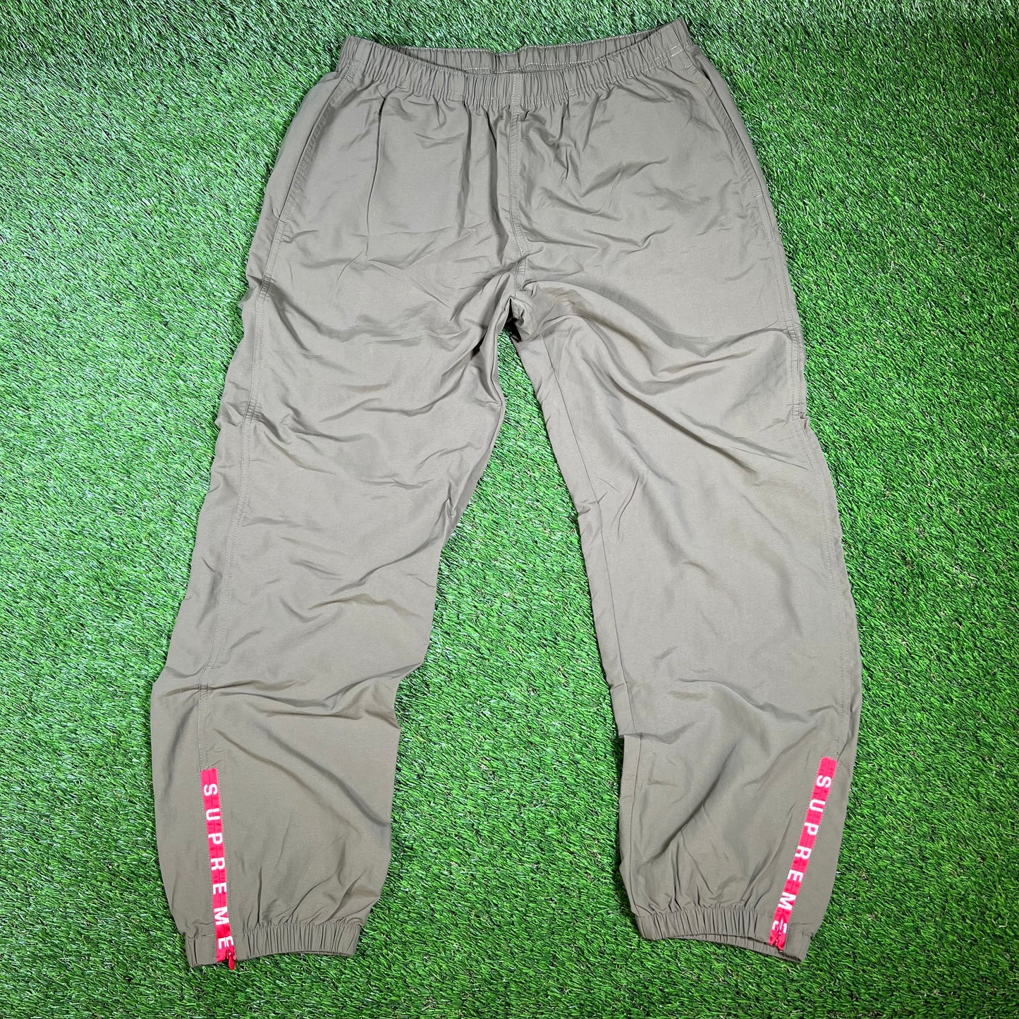 Supreme Warm Up 2021 Olive Green Sweatpants Size Medium USED x14357