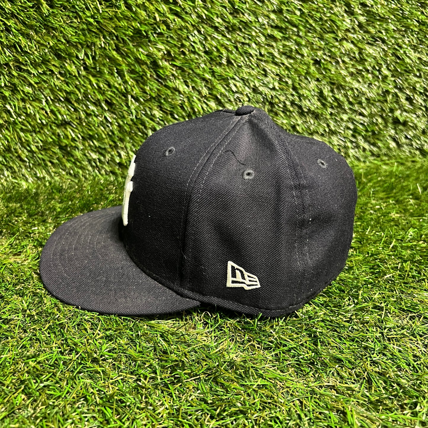 New Era NY Yankees White Logo Navy Hat Size 7 1/2 USED v16010