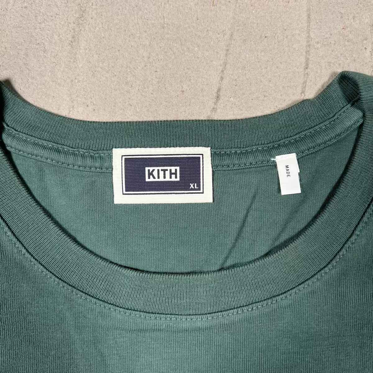 Kith & Kin Galerie D'Art Green Tee Size XL NEW x18907