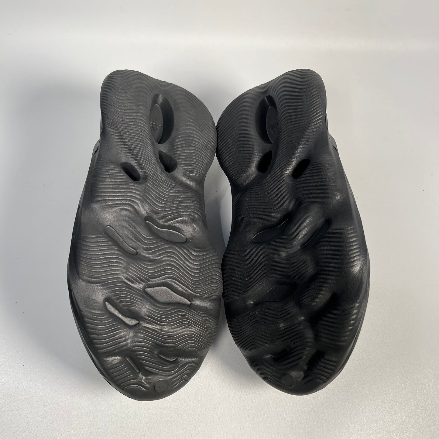 Yeezy Foam Runner Onyx (2024) Size 8 NEW s17616