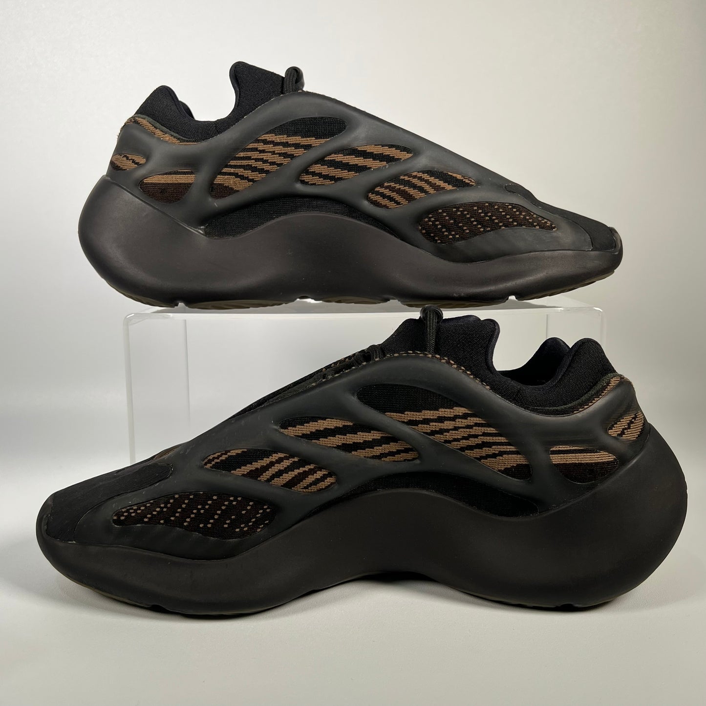 Yeezy 700 V3 Clay Brown Size 10.5 USED S17414
