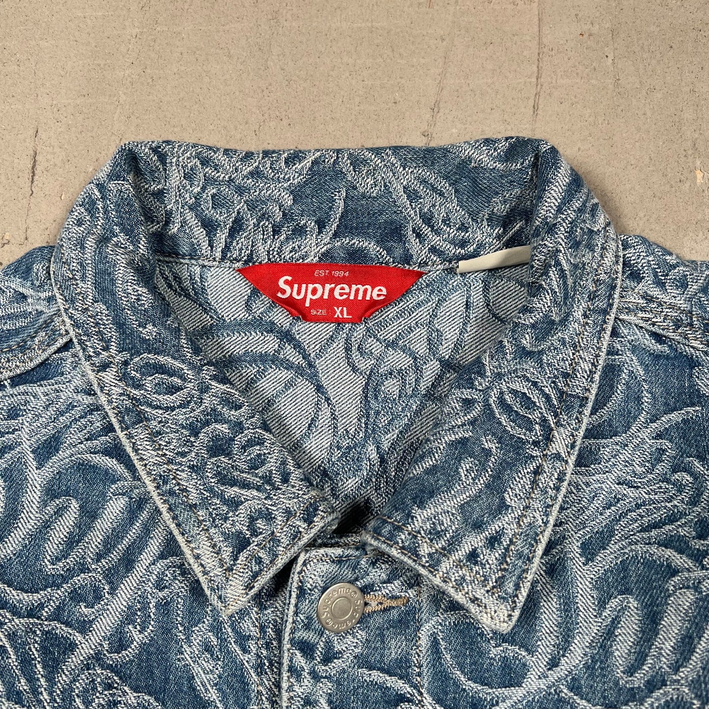 Supreme Script Jacquard Denim Washed Blue Trucker Jacket (2022) Size XL USED x17055
