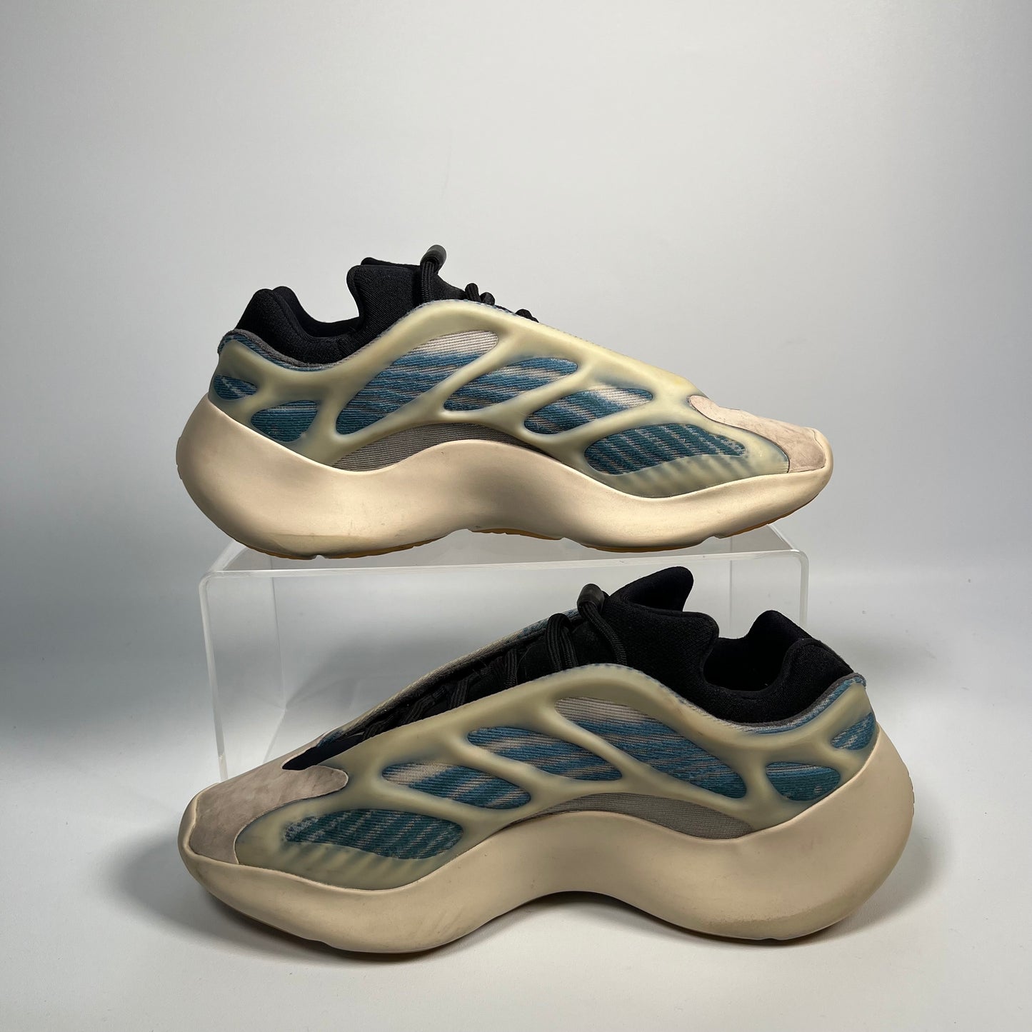Yeezy 700 Kyanite Size 8 USED s17492
