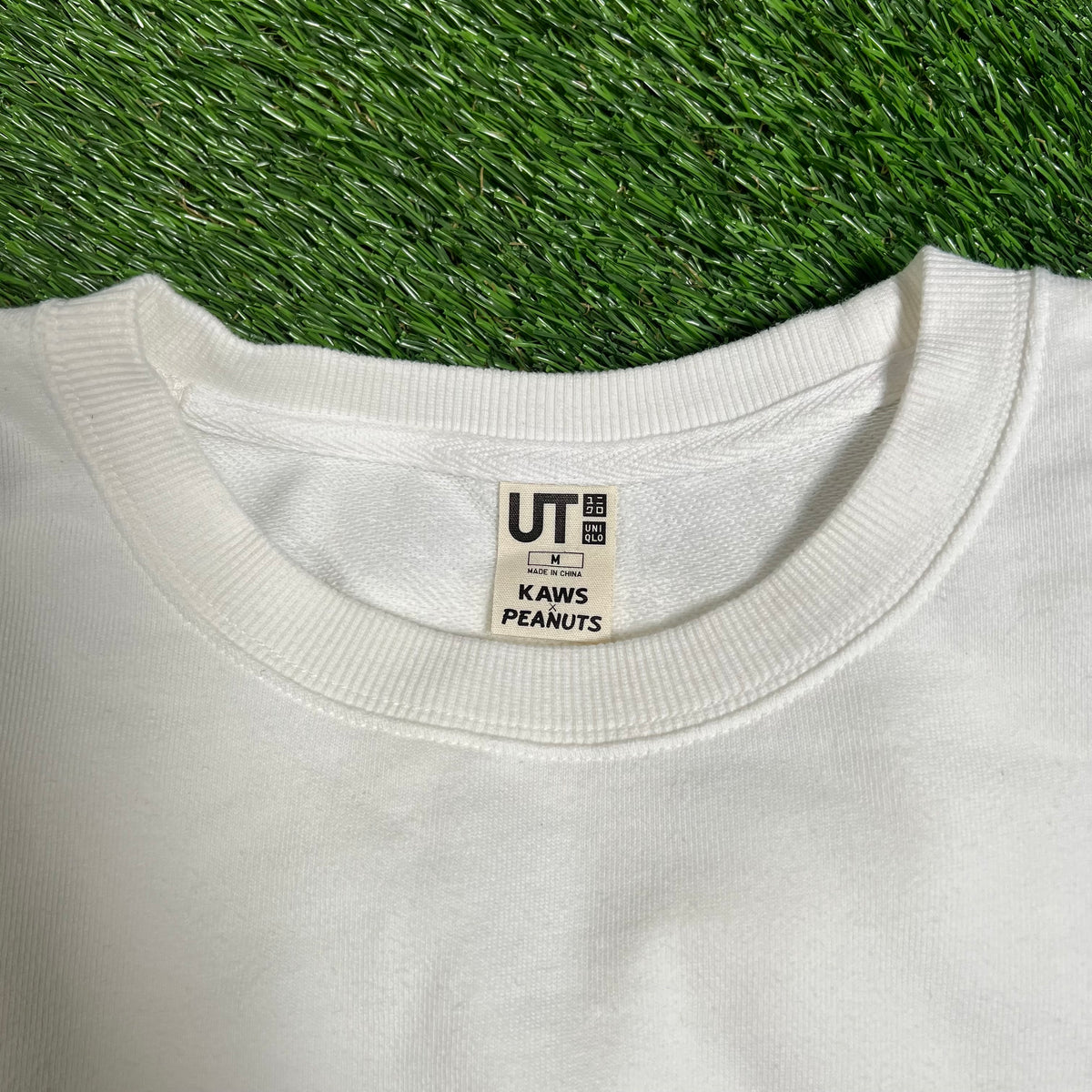 Uniqlo Kaws Peanuts White Crewneck Size Medium USED v17850