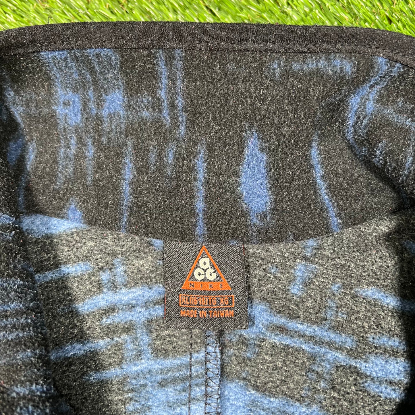 1990s Nike ACG Blue/Black Retro Print Fleece Size XL USED v16685