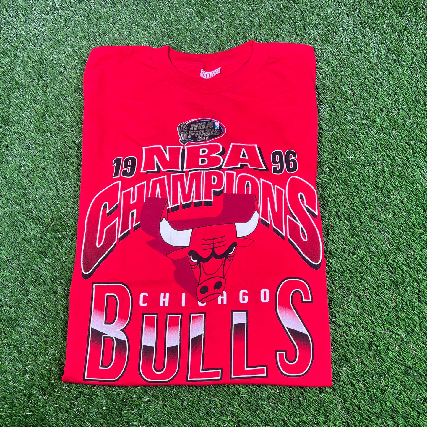 1996 Chicago Bulls NBA Champs Miro Tag Red Tee Size XL USED v16732