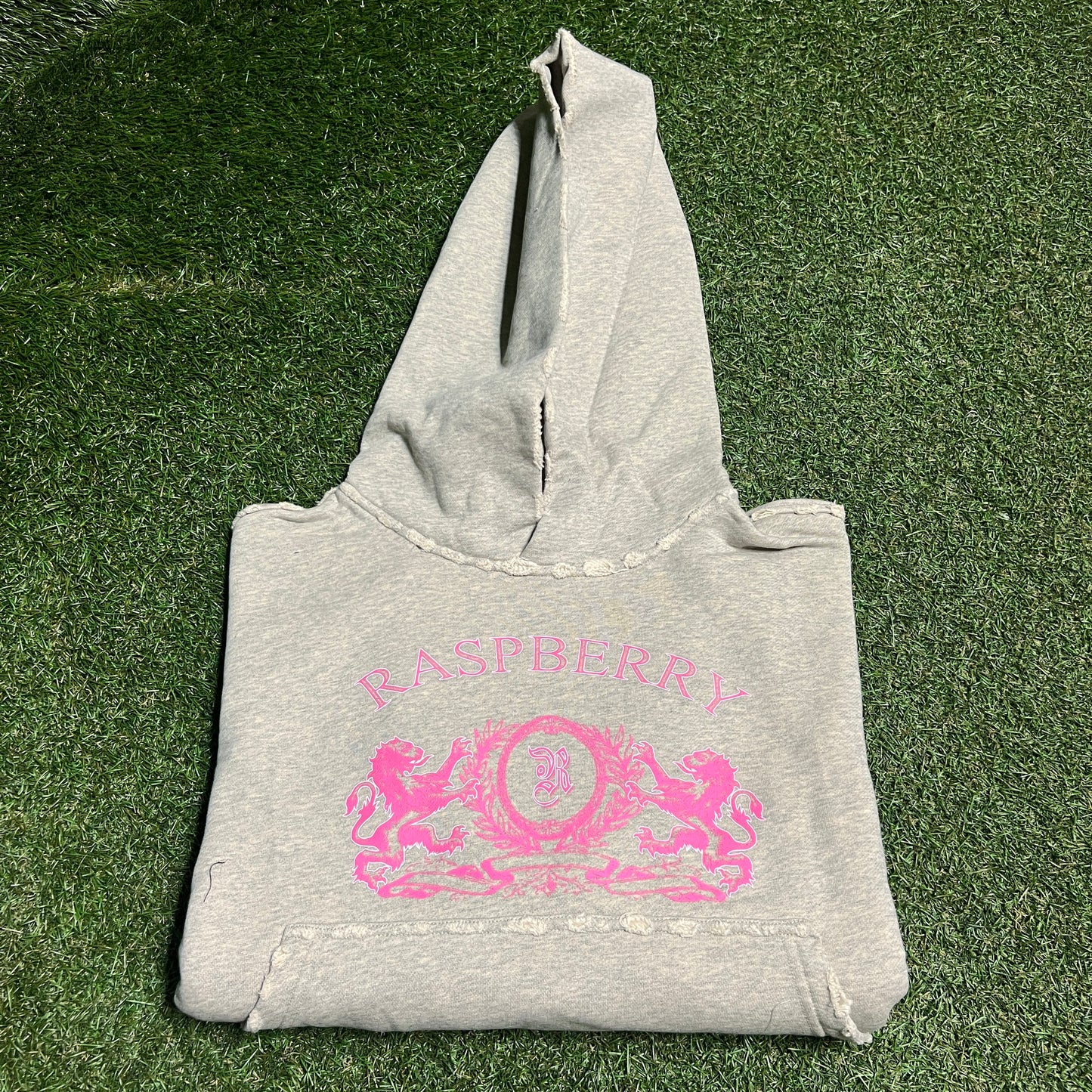 GV Gallery Raspberry Hills "Crest" Grey Hoodie Size Large NEW x13767