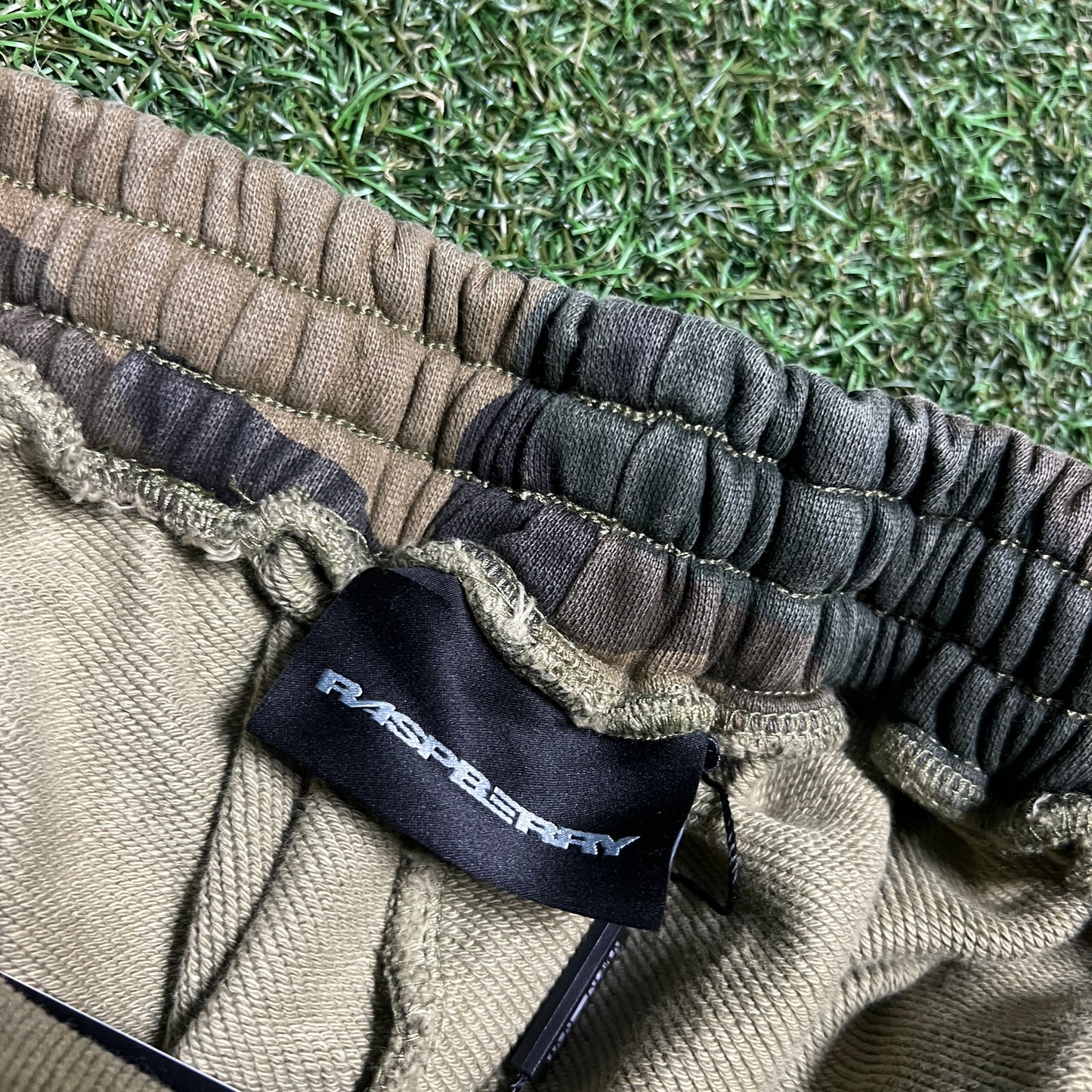 GV Gallery Raspberry Sport Camo Sweatpants Size Large NEW x13755
