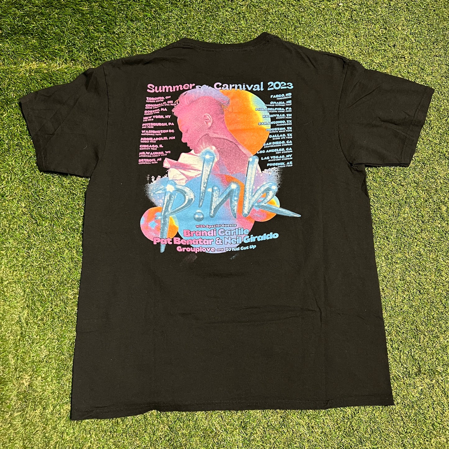 2023 Pink Summer Carnival Tour Black Tee Size Large USED v16471