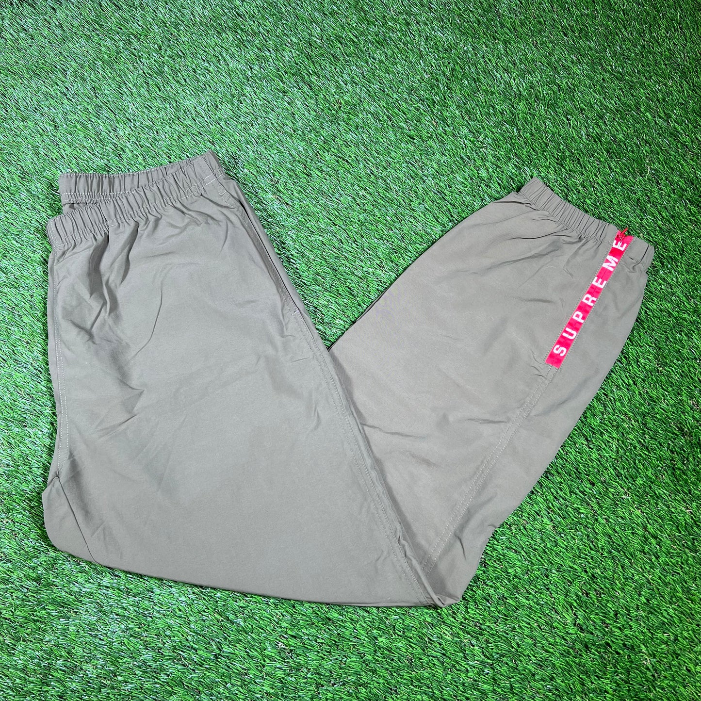 Supreme Warm Up 2021 Olive Green Sweatpants Size Medium USED x14357