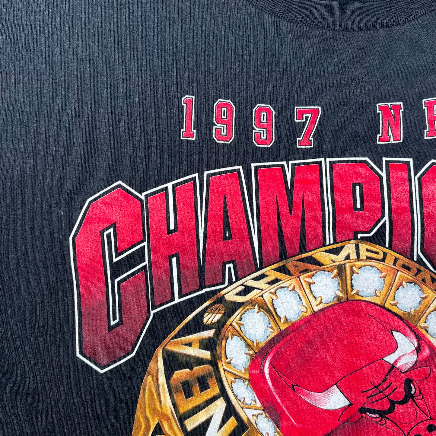 1997 Chicago Bulls NBA Finals Gold Ring Black Tee Size XL USED v16724