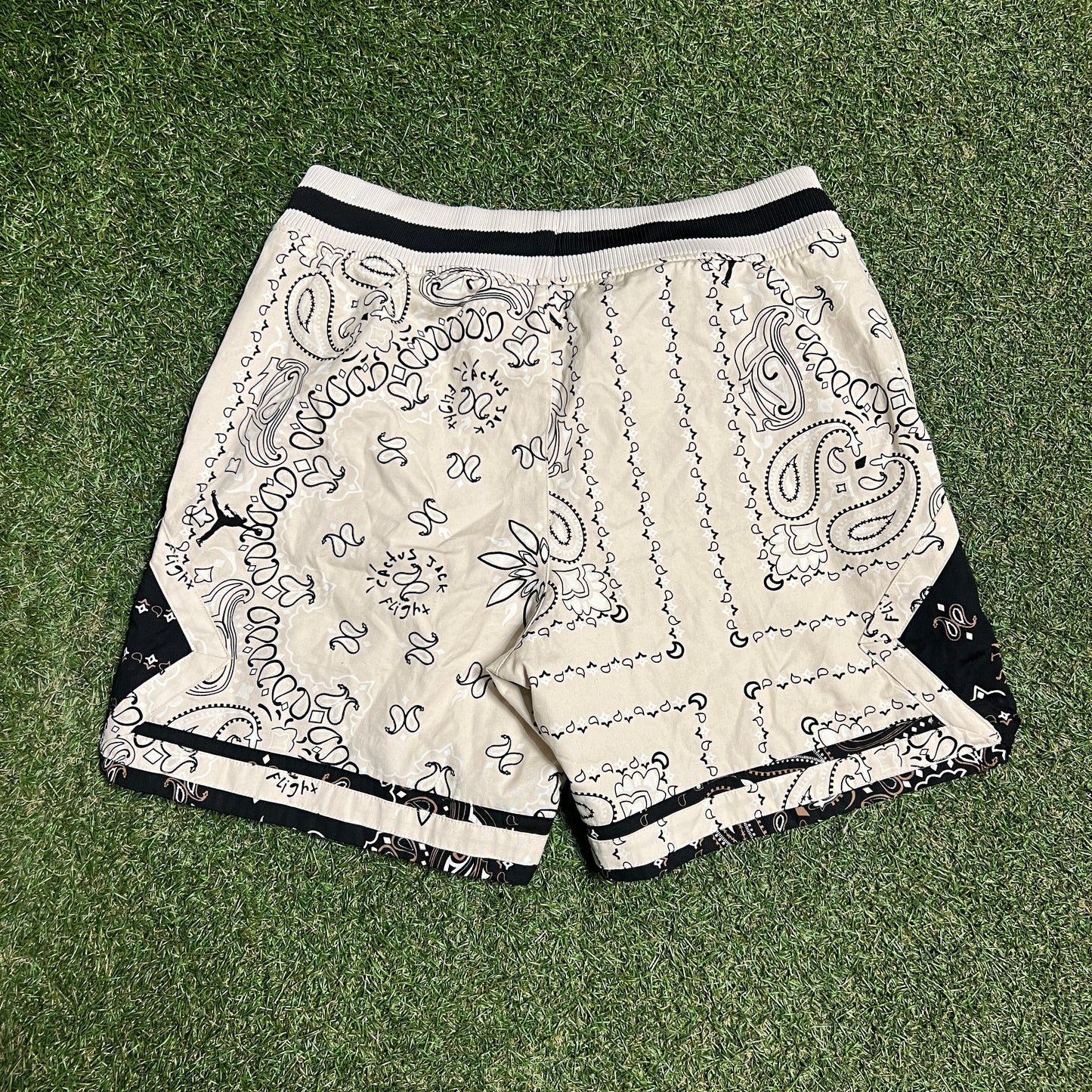 Travis Scott Jordan Paisley Print Cream Shorts Size Medium USED x13631