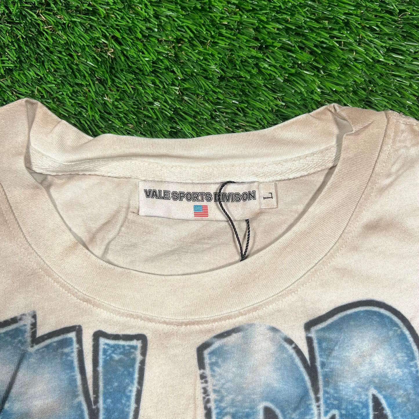 Vale "Valley Dreams" Beige Leaders Tee Size Large NEW x16573
