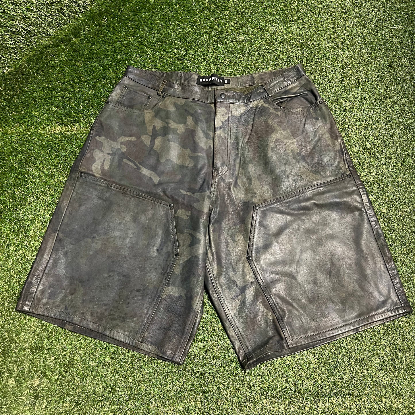 GV Gallery Raspberry Hills Dark Camo Leather Shorts Size XXL USED x13935