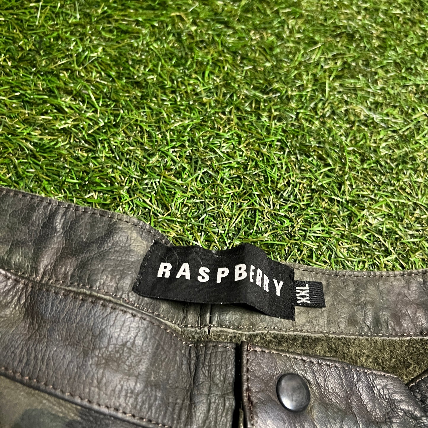 GV Gallery Raspberry Hills Dark Camo Leather Shorts Size XXL USED x13935