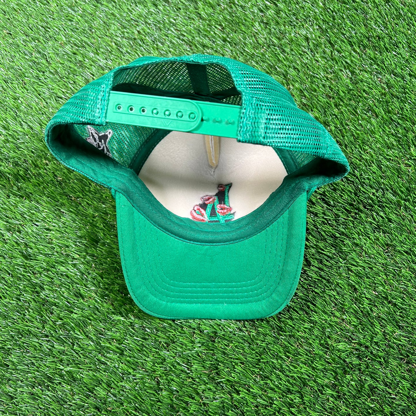 La Ropa Kisses Green Trucker Hat USED x15183