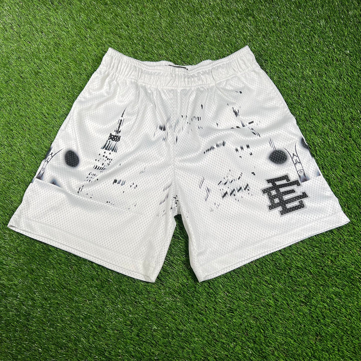 Eric Emanuel White Short/Black Logo Skyline Size Large USED x14452