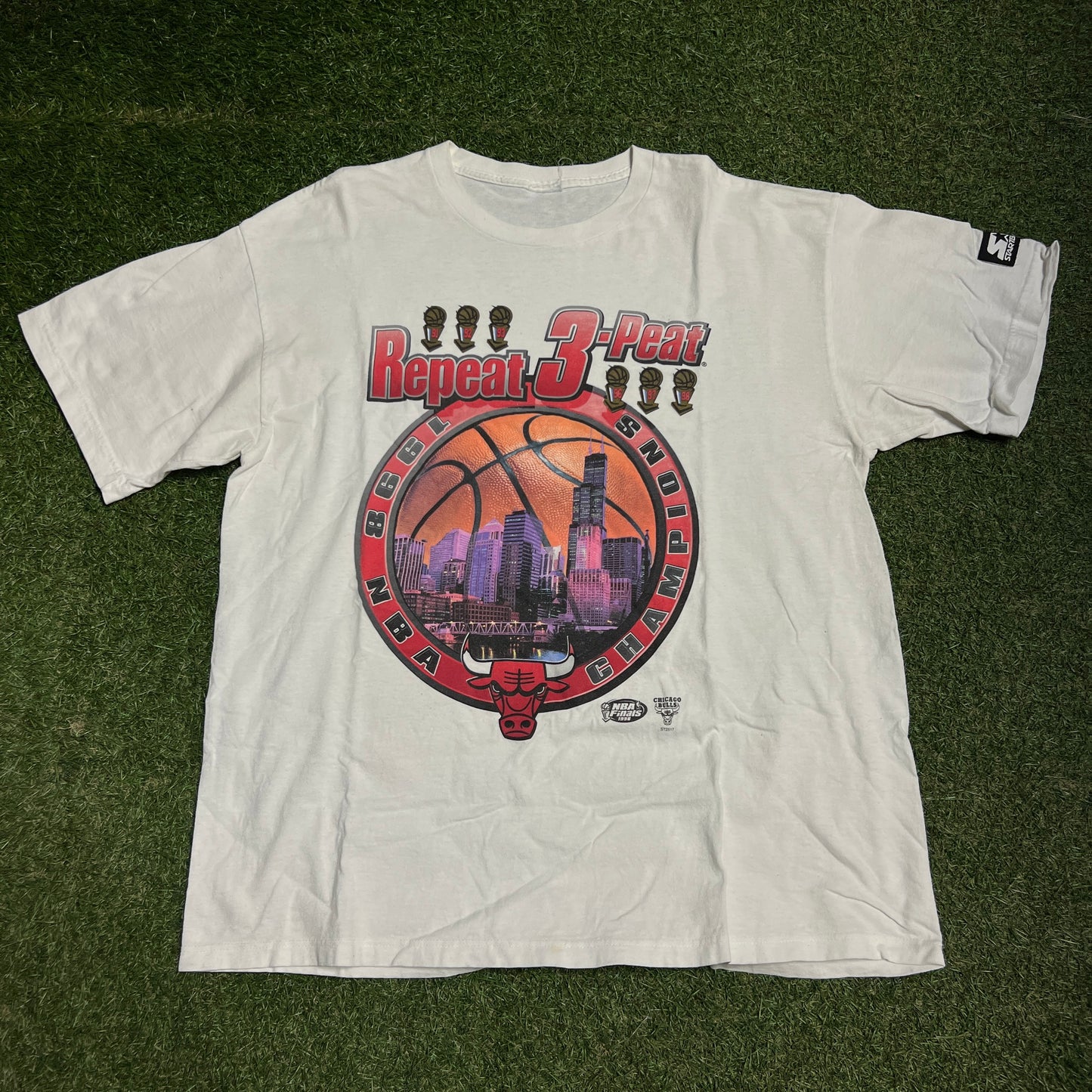 1998 Bulls "Repeat 3 Peat" Champs White Tee Size XL USED v15937