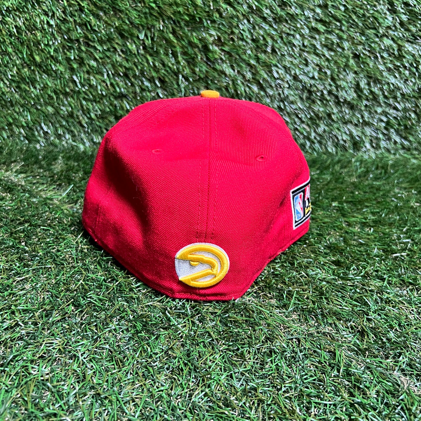 New Era Atlanta Hawks Red/Yellow Logo Red Hat Size 7 1/2 USED v16003