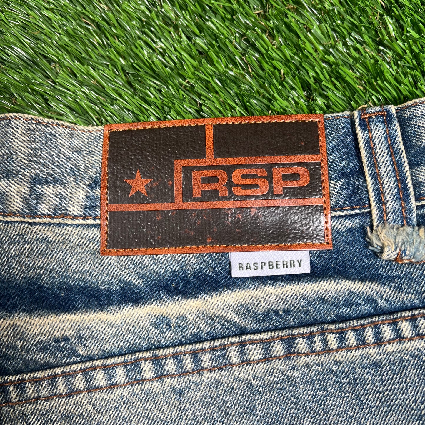GV Gallery Rasperry Pink Spellout Acid Washed Jeans Size Medium NEW x14953