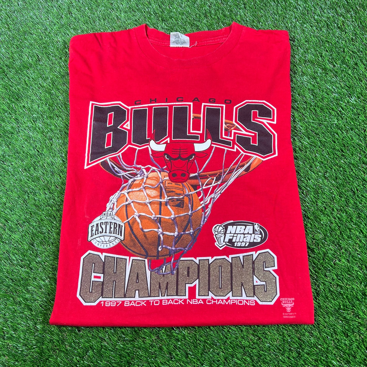 1997 Chicago Bulls NBA Finals Back to Back Champ Tag Red Tee Size XL USED v16728