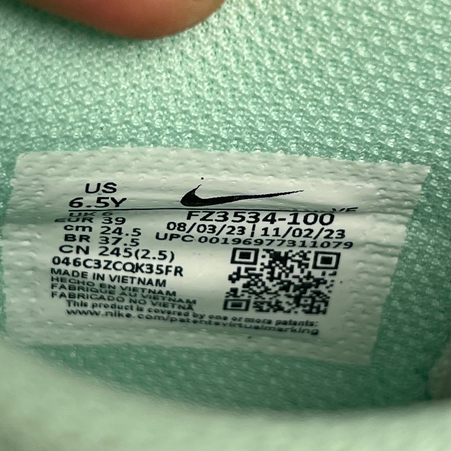 Nike Dunk Low Mint Foam (2024) Size 6.5y NEW s17791