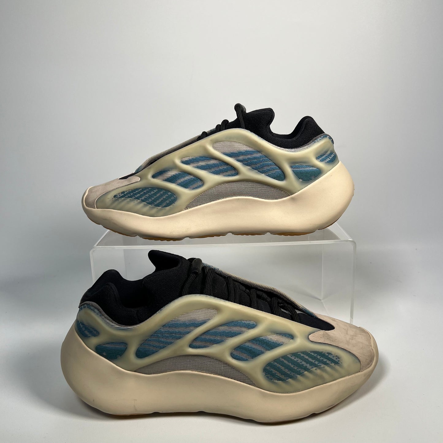 Yeezy 700 Kyanite Size 8 USED s17492