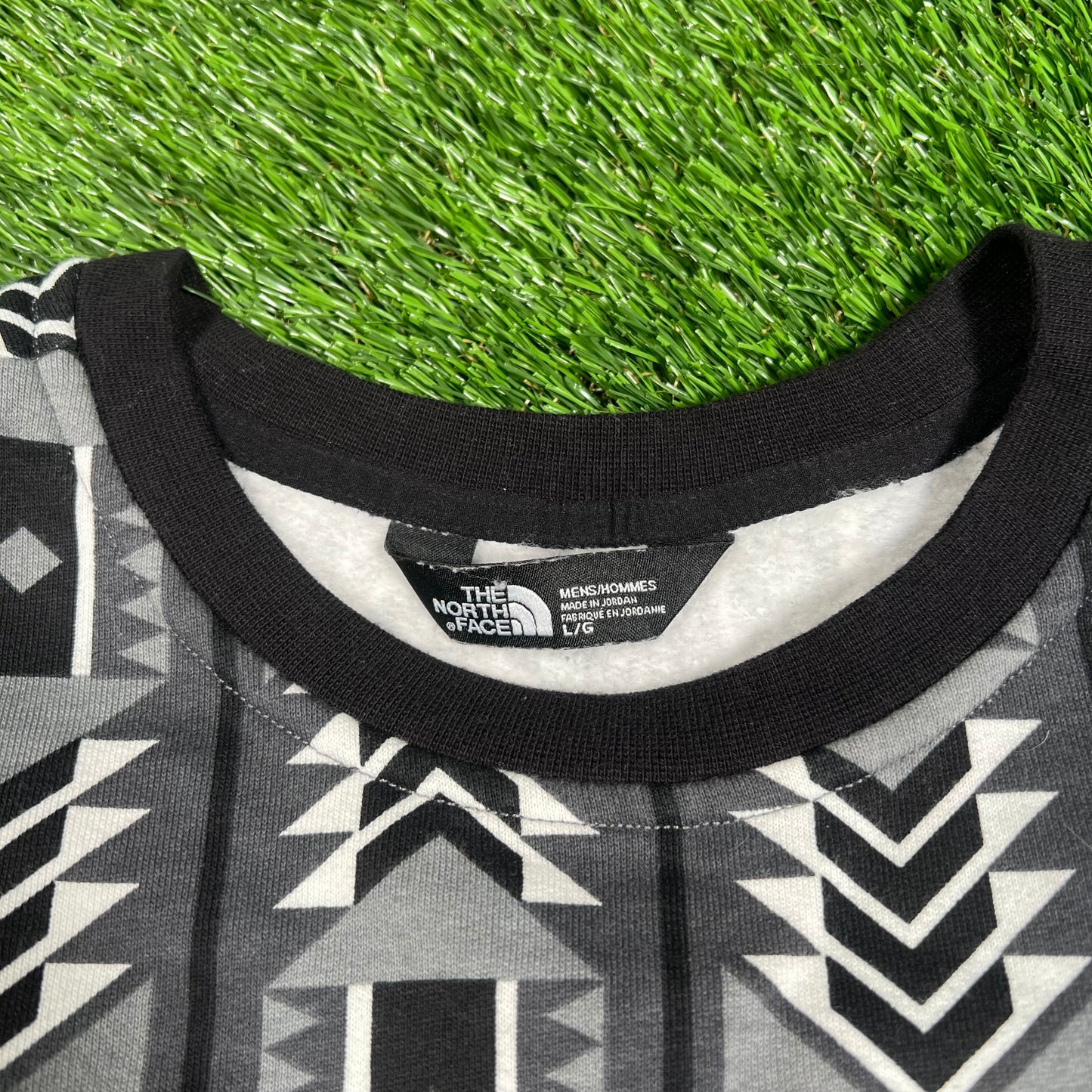 North Face Black/Grey Southwestern Crewneck Size Large USED v17978