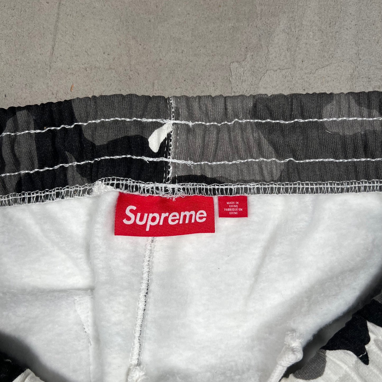 Supreme Satin Applique Camo Sweatpants Size Medium NEW x17093