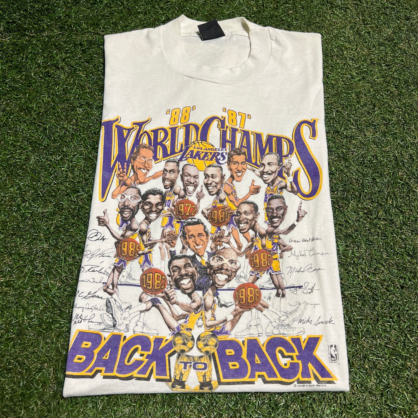 1988 LA Lakers World Champs Back to Back Cartoon White Tee Size Small USED v16369