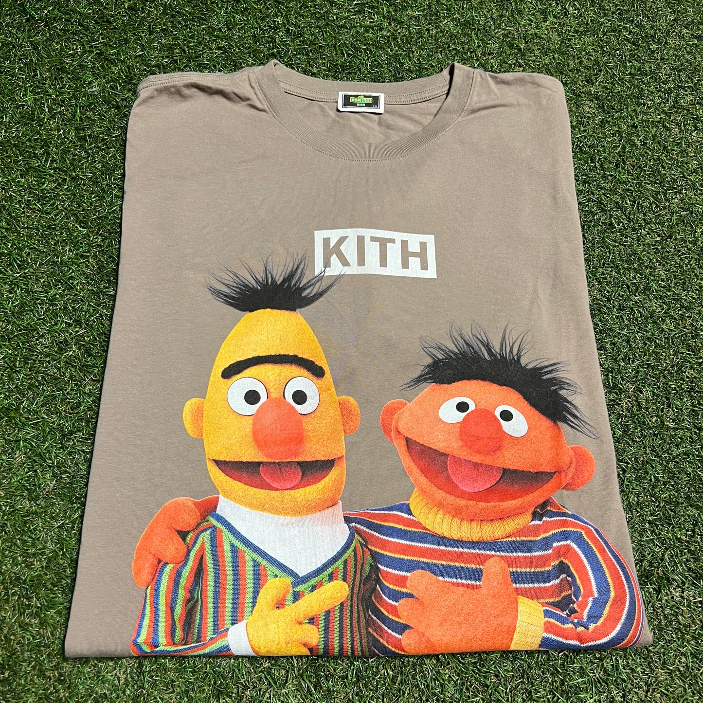 Kith Sesame St Bert Ernie Brown Tee Size XXL USED x13875