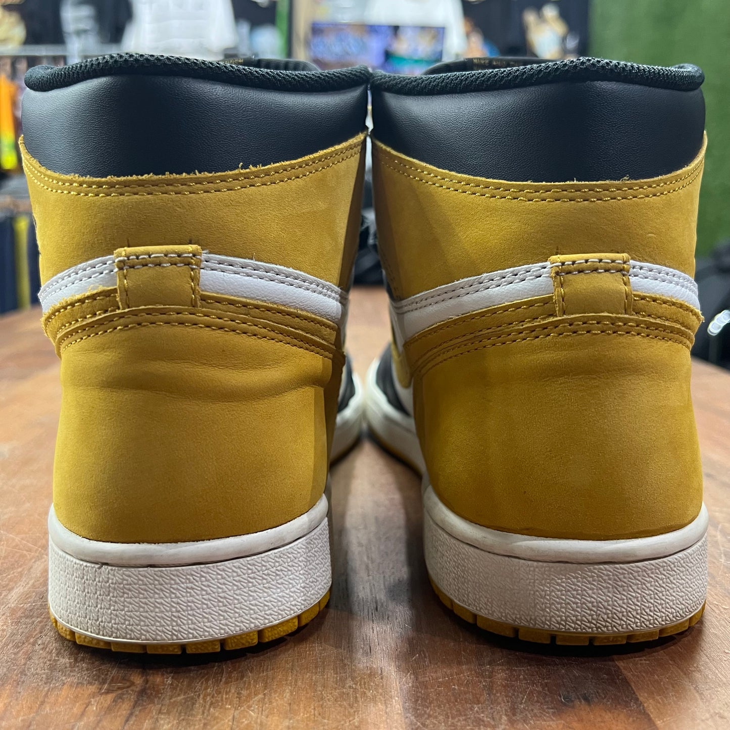 Jordan 1 Yellow Ochre (2018) Size 8.5 USED s16699