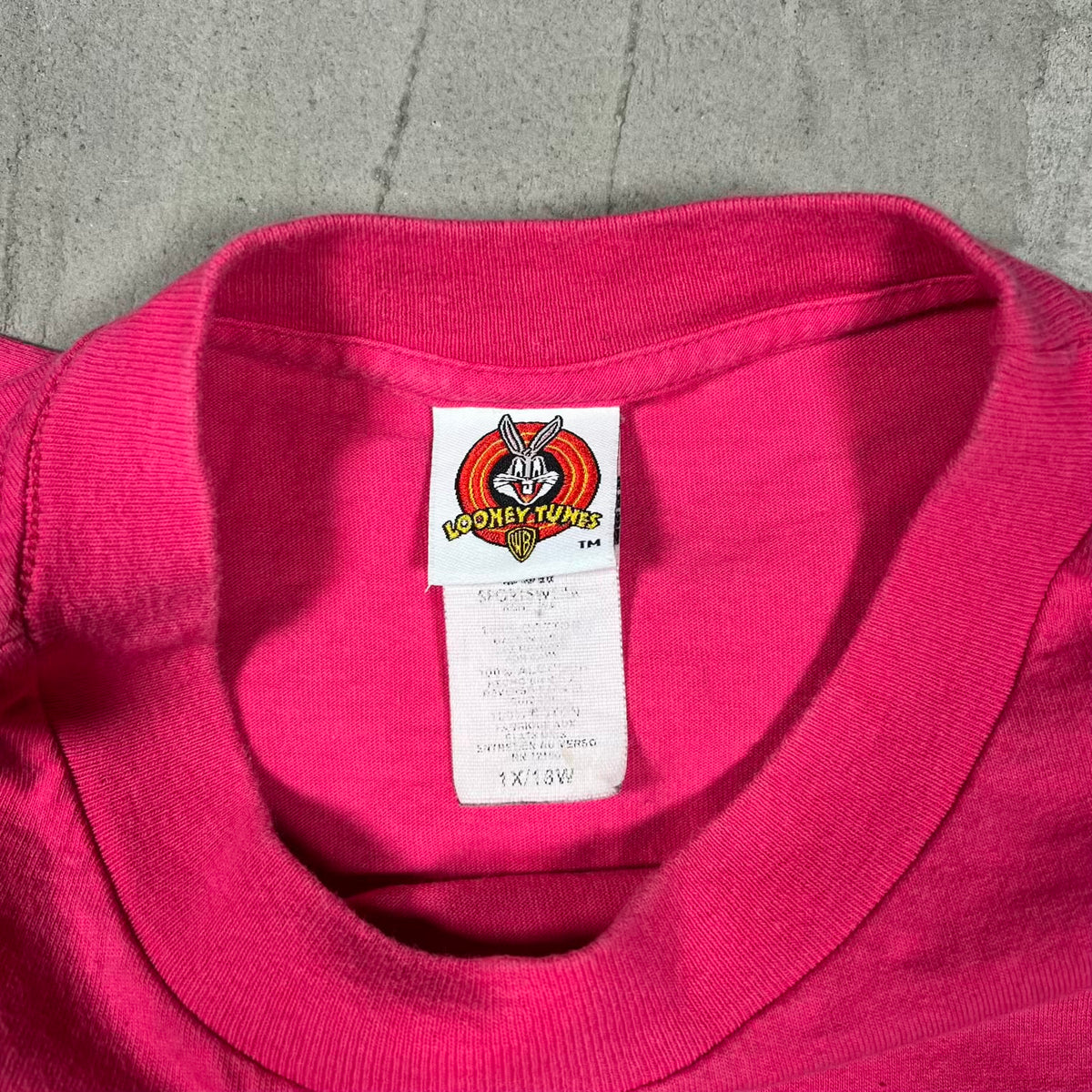1997 Looney Tunes Cast Pink Tee Size XL USED v20378