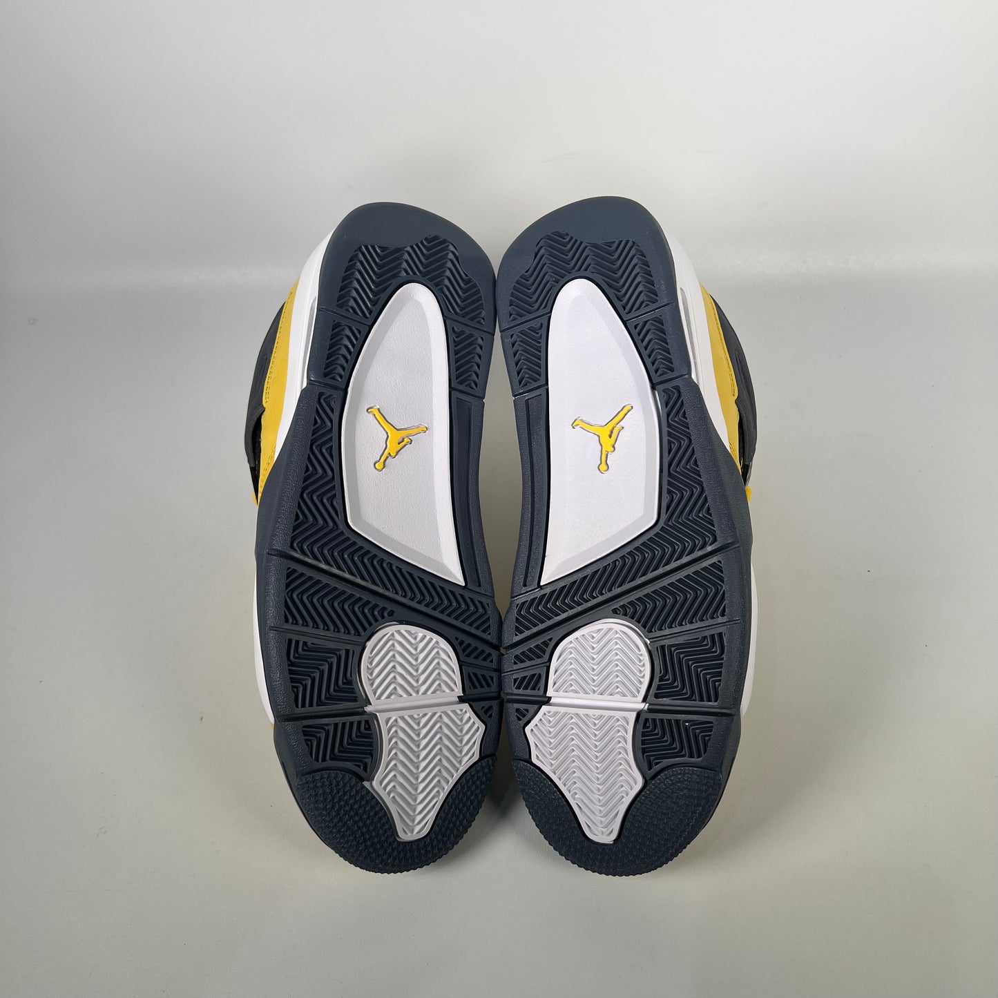Jordan 4 Lightning (2021) Size 8.5 NEW s18629