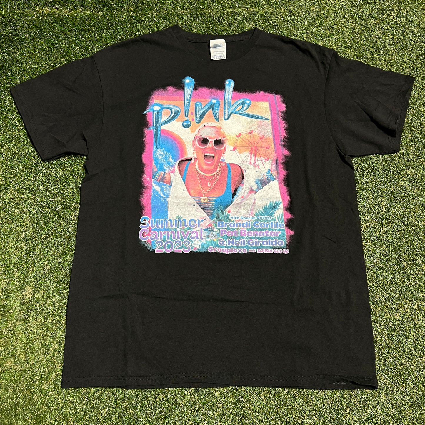 2023 Pink Summer Carnival Tour Black Tee Size Large USED v16471