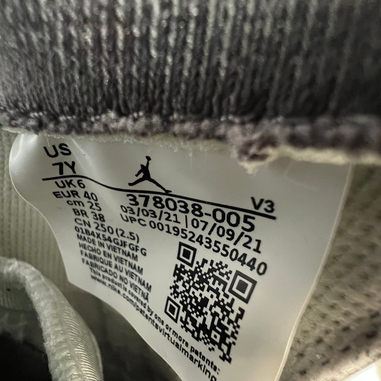 Jordan 11 Cool Grey (2021) Size 7y USED s21825