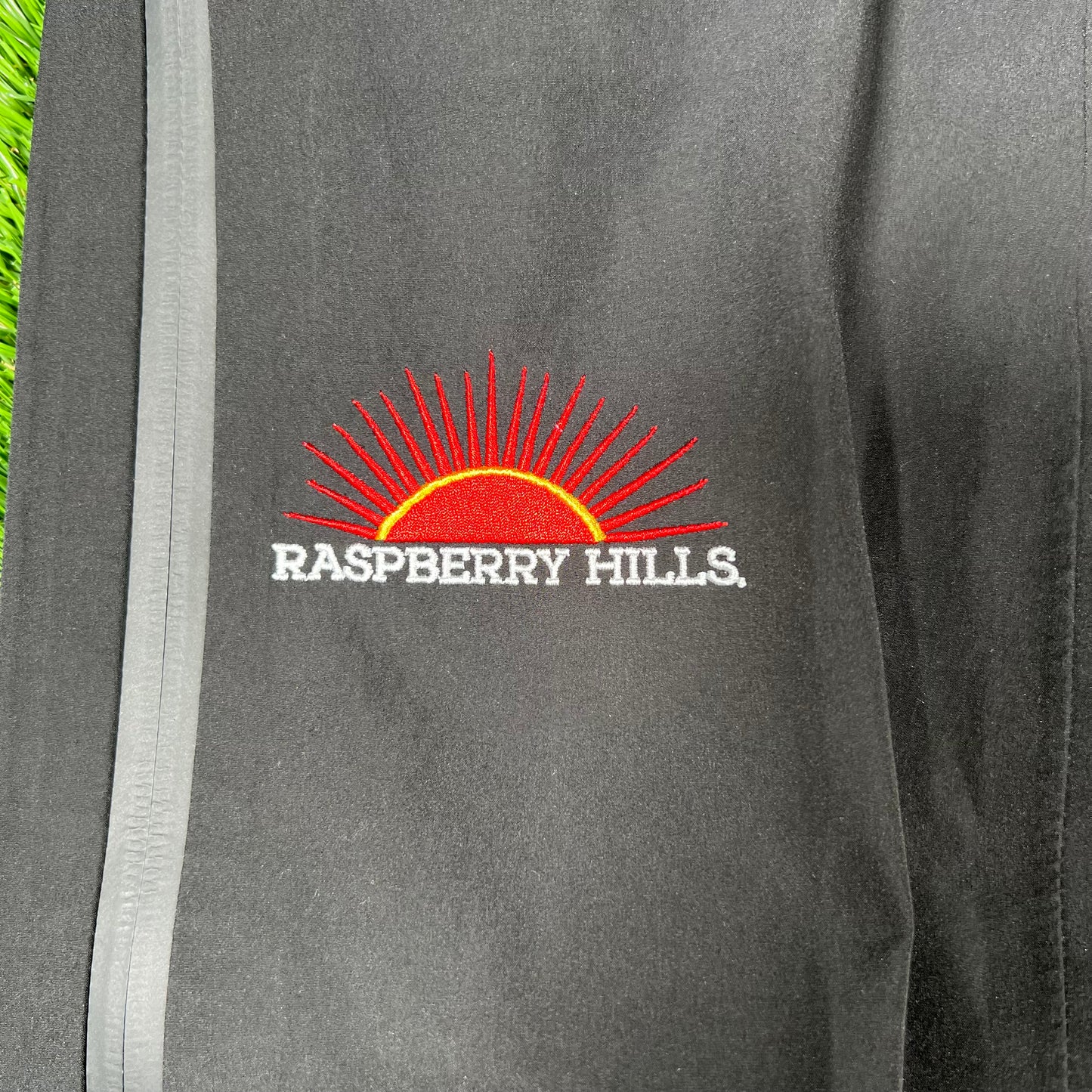 GV Gallery Raspberry Hills Sunrise Black Windbreaker Size Medium USED x14487