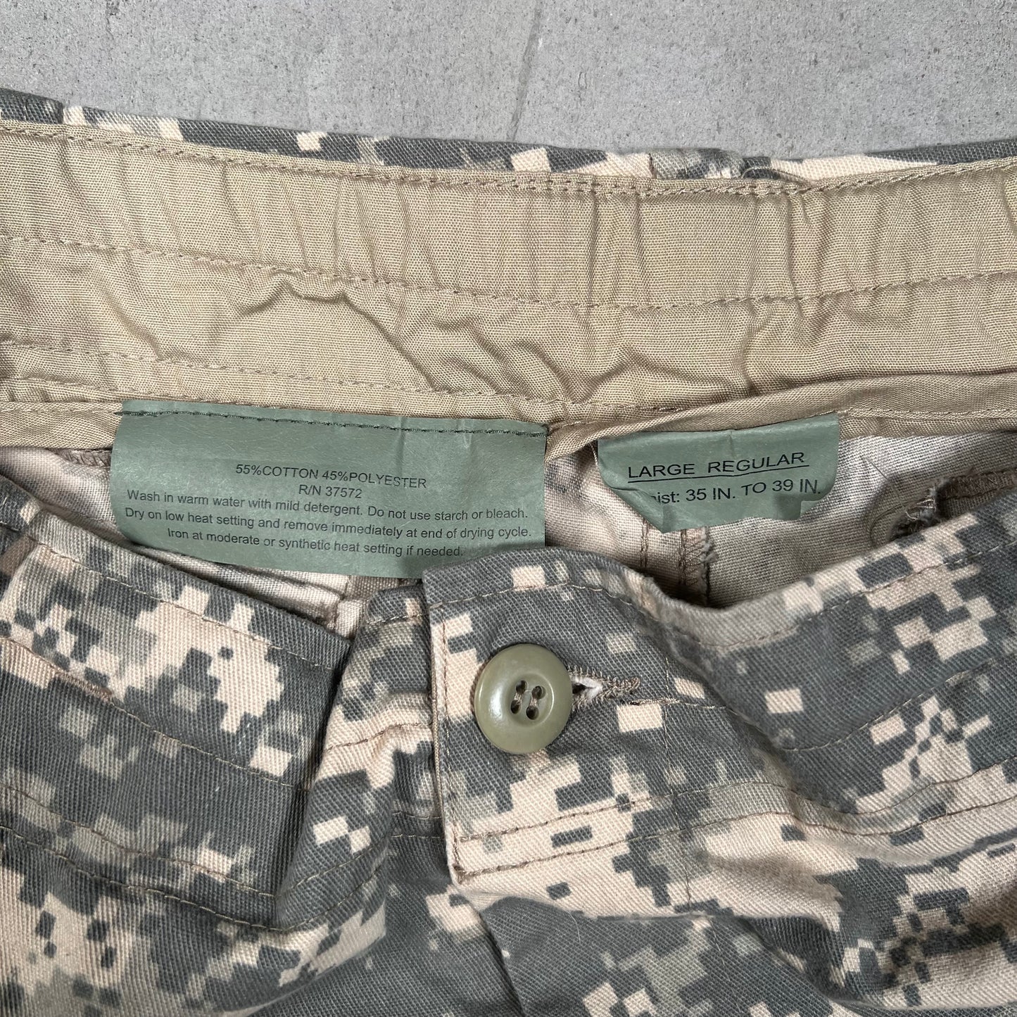 GV Gallery Raspberry Hills Digi Camo Cargo Shorts Size Large USED x17590