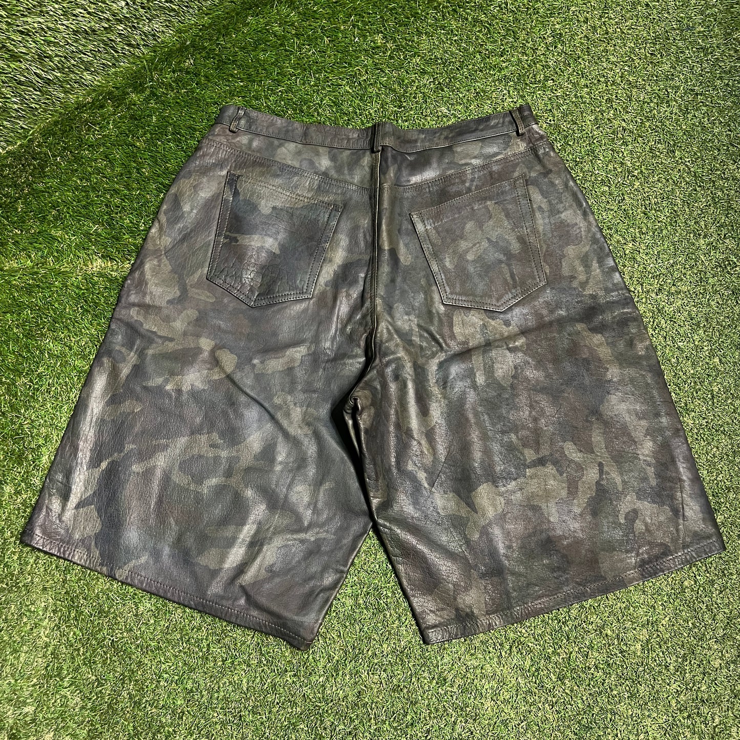 GV Gallery Raspberry Hills Dark Camo Leather Shorts Size XXL USED x13935