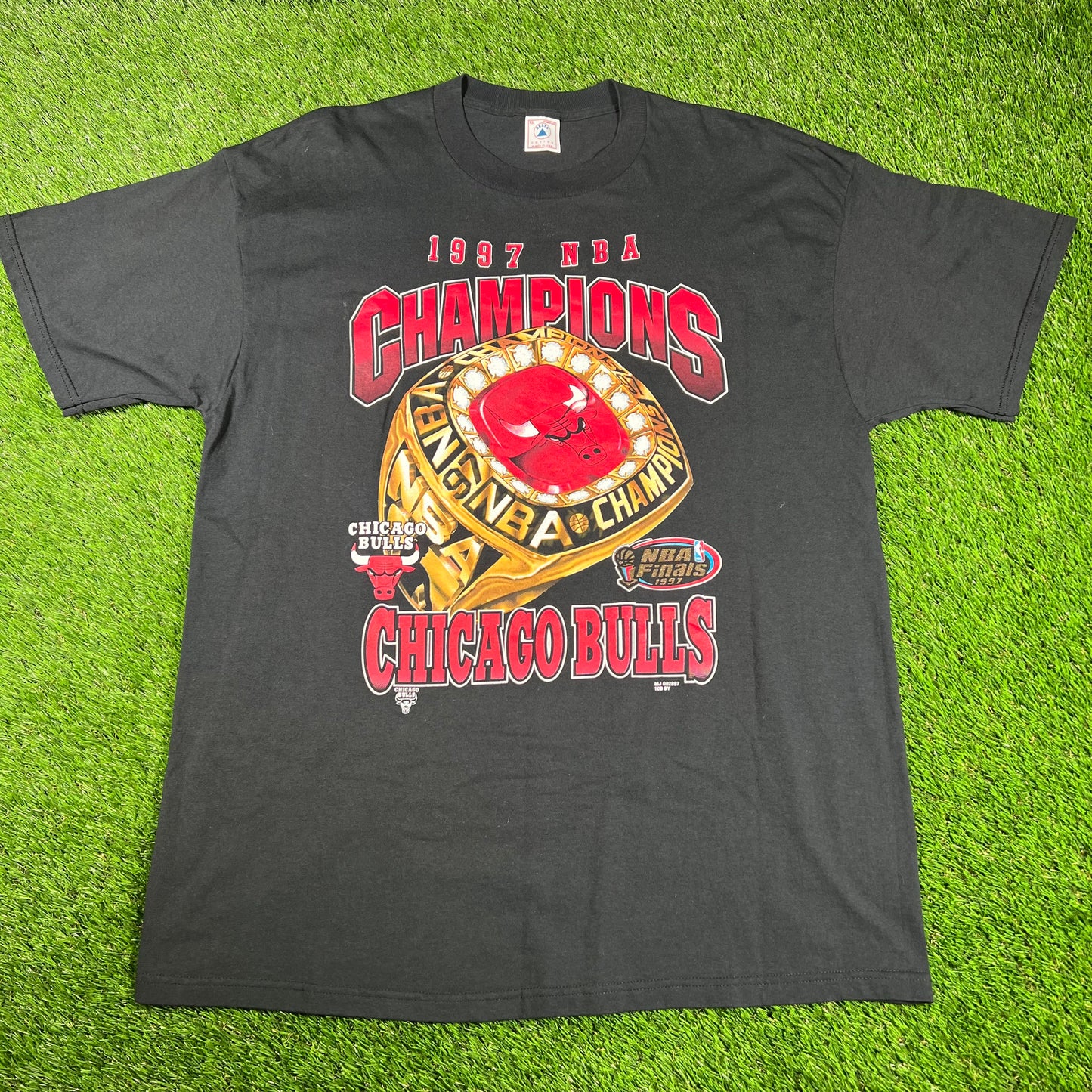 1997 Chicago Bulls NBA Finals Gold Ring Black Tee Size XL USED v16724