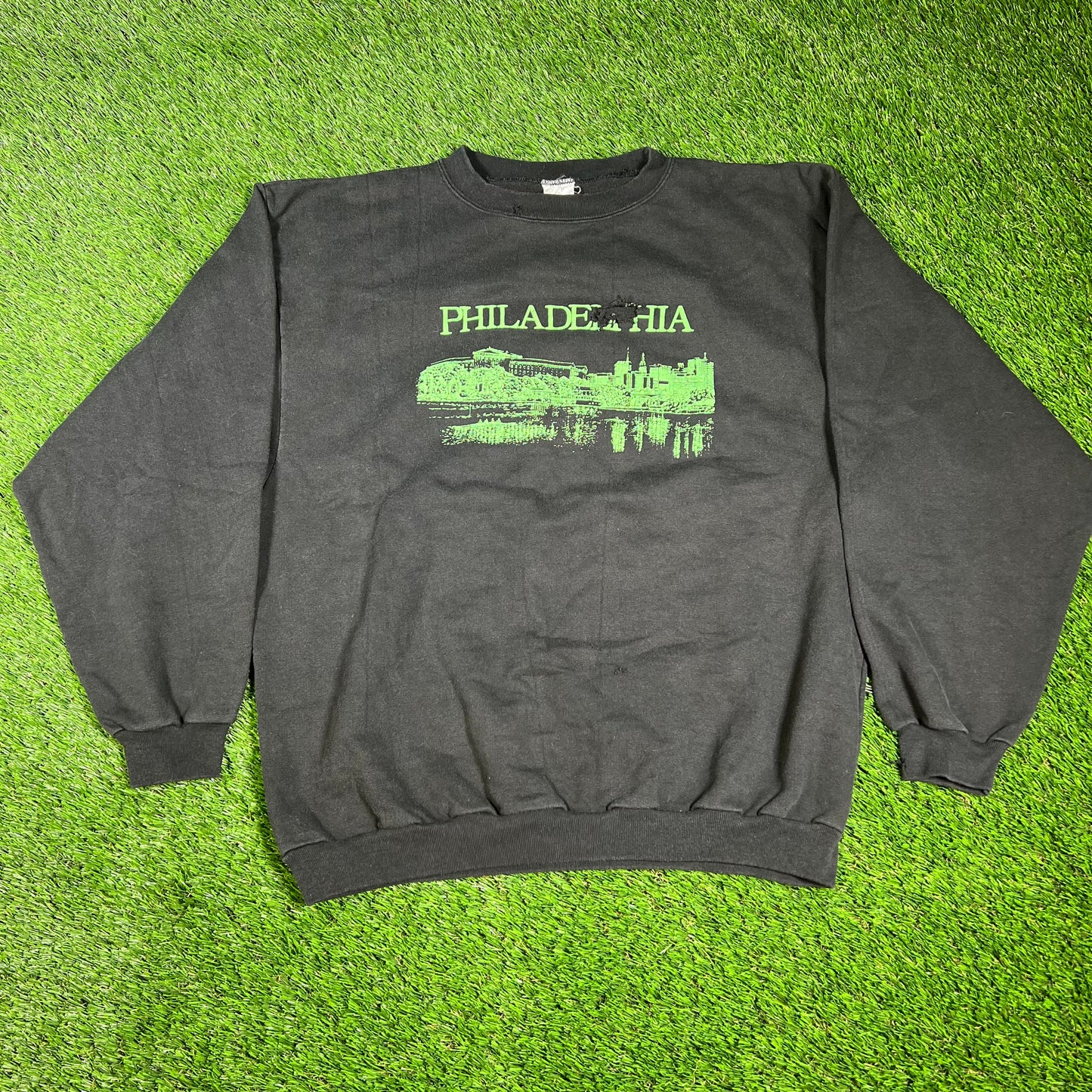 1990s Philadelphia Green Skyline Black Crewneck Size Large USED v16537