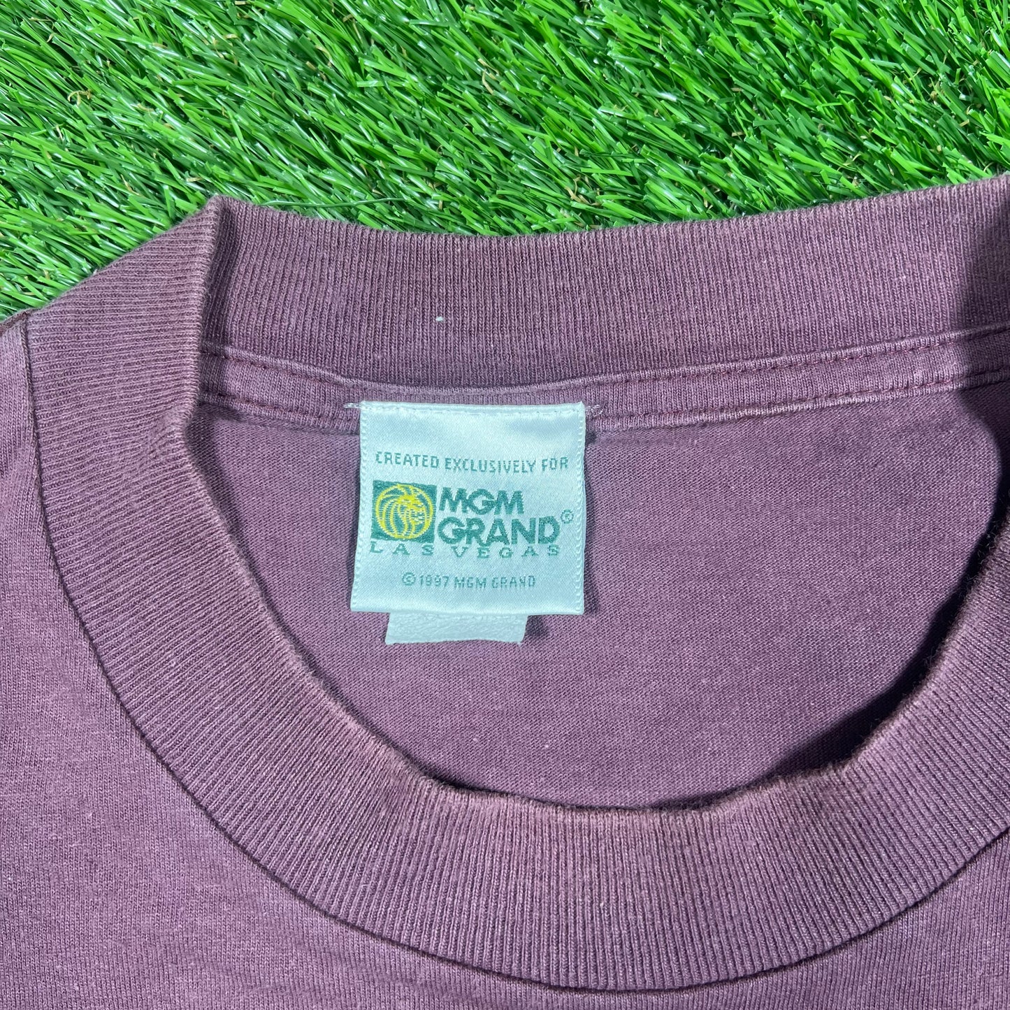 1997 MGM Grand Lion Burgandy Tee Size XXL USED v17414