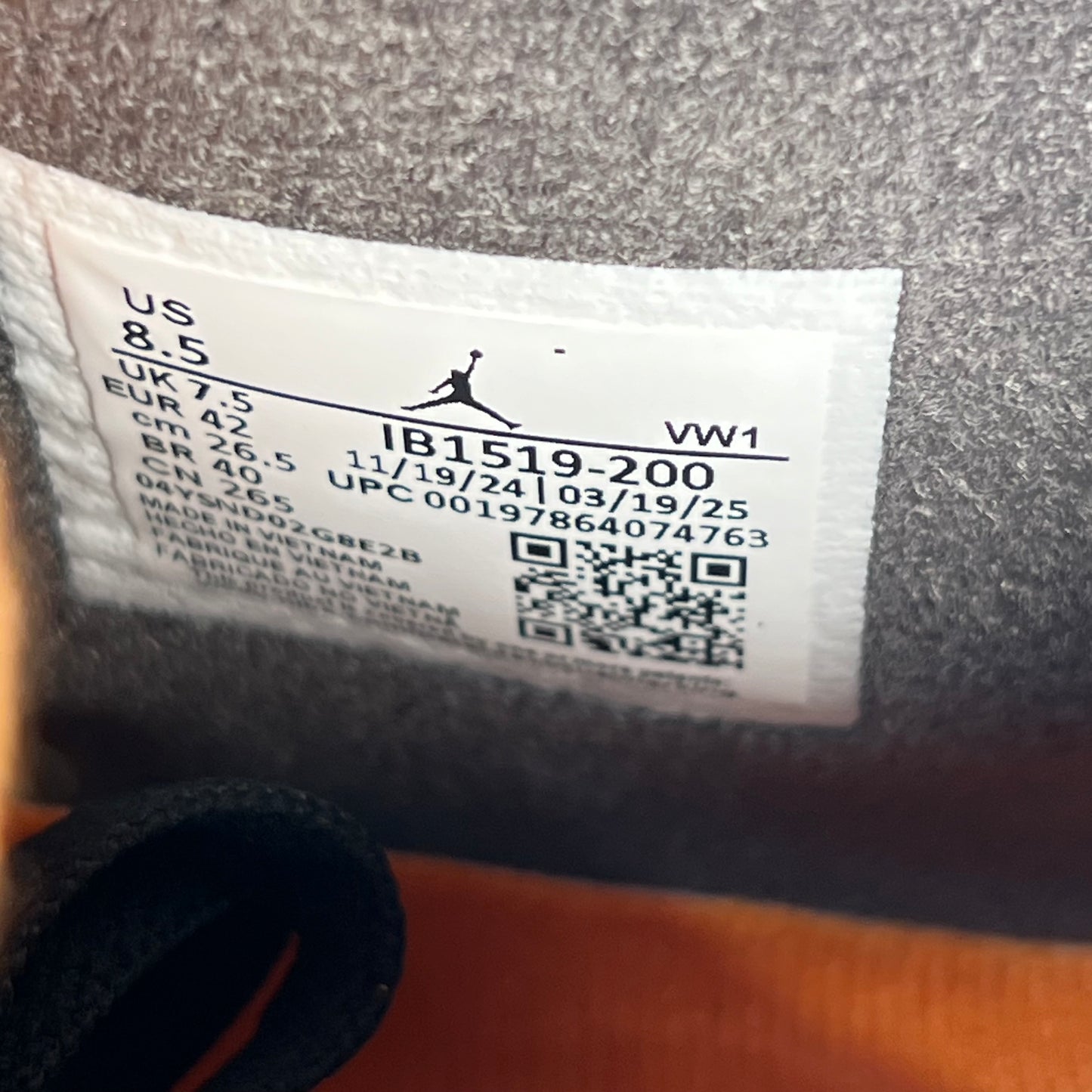 Jordan 4 Undefeated (2025) Size 8.5 NEW s18108