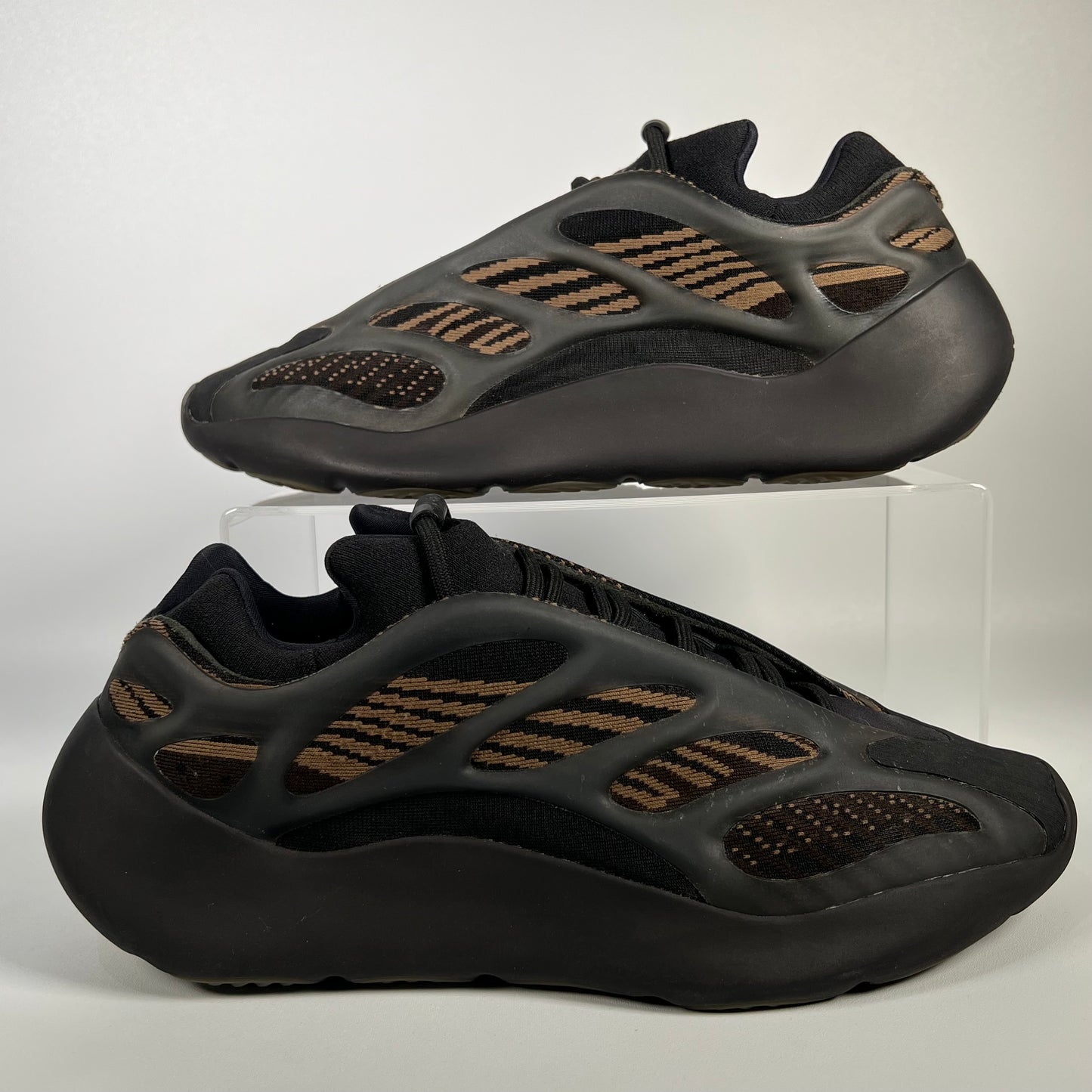 Yeezy 700 V3 Clay Brown Size 10.5 USED S17414