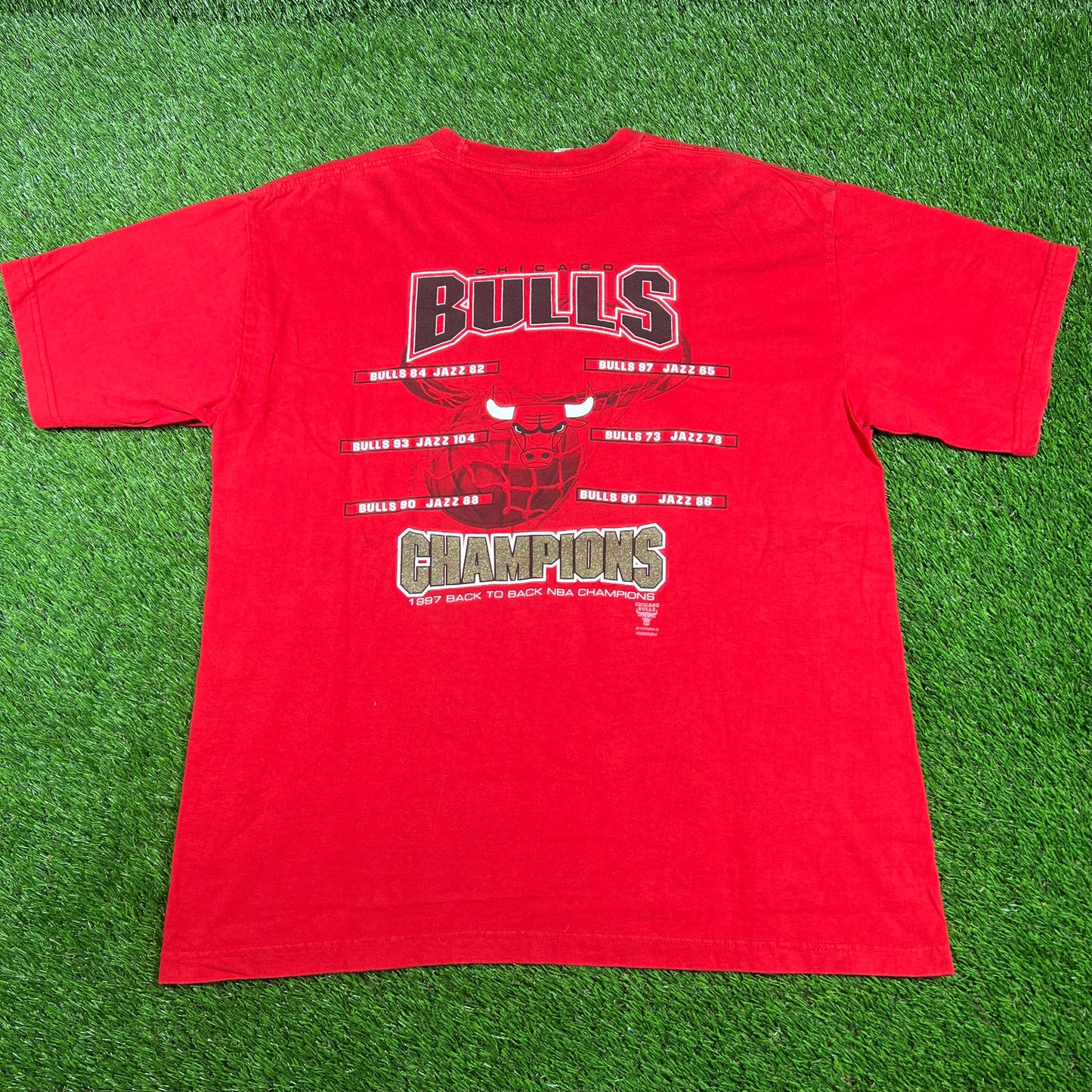 1997 Chicago Bulls NBA Finals Back to Back Champ Tag Red Tee Size XL USED v16728