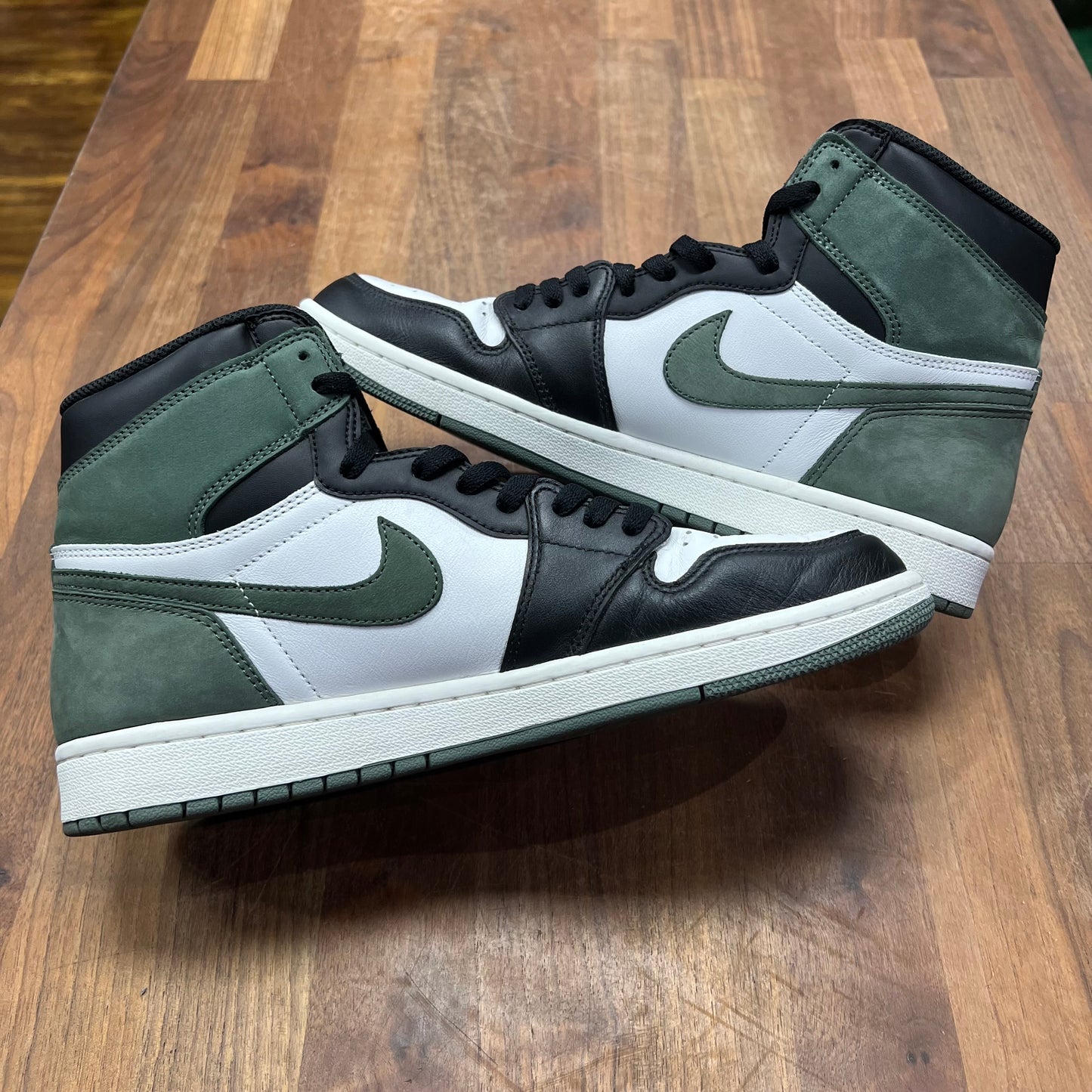 Jordan 1 Clay Green Size 10.5 USED s17185
